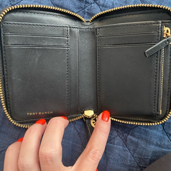 Tory Burch Fleming Wallet zip around - Picture 4 of 5